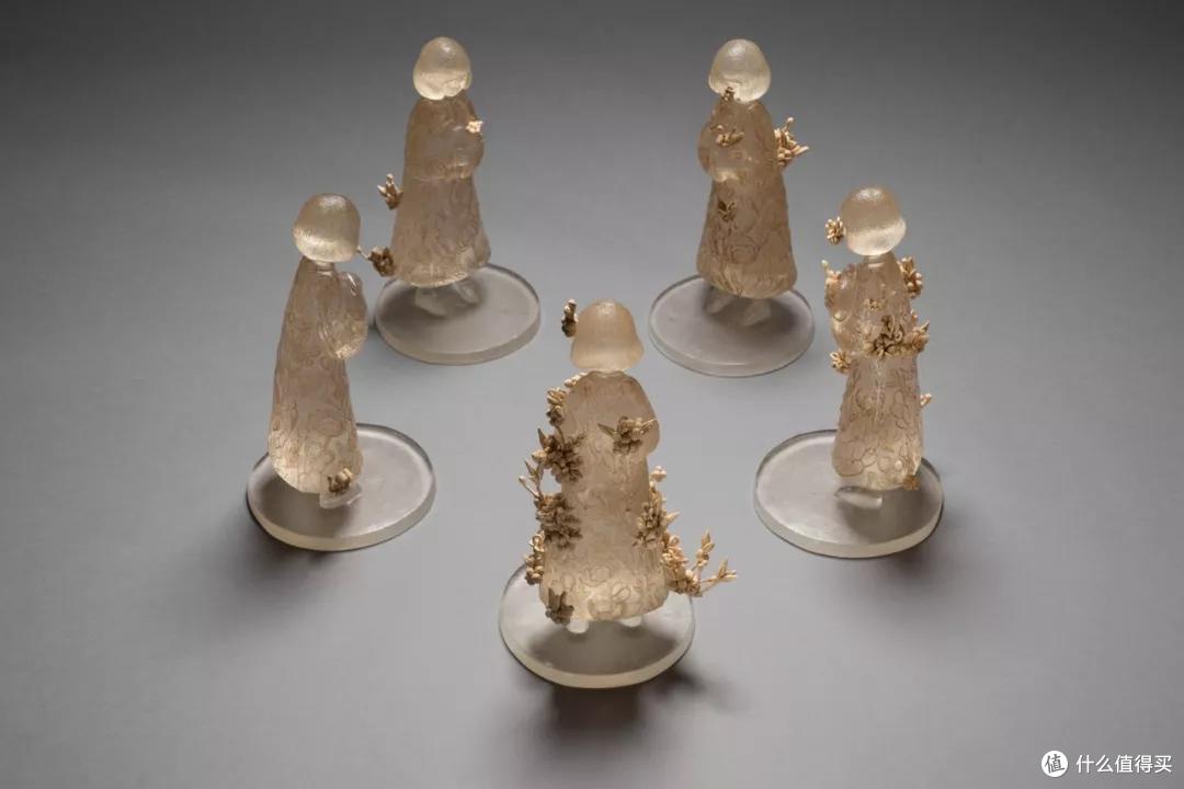 杜蒙,《一日》 1–5,2016. 玻璃,茶,石粉土