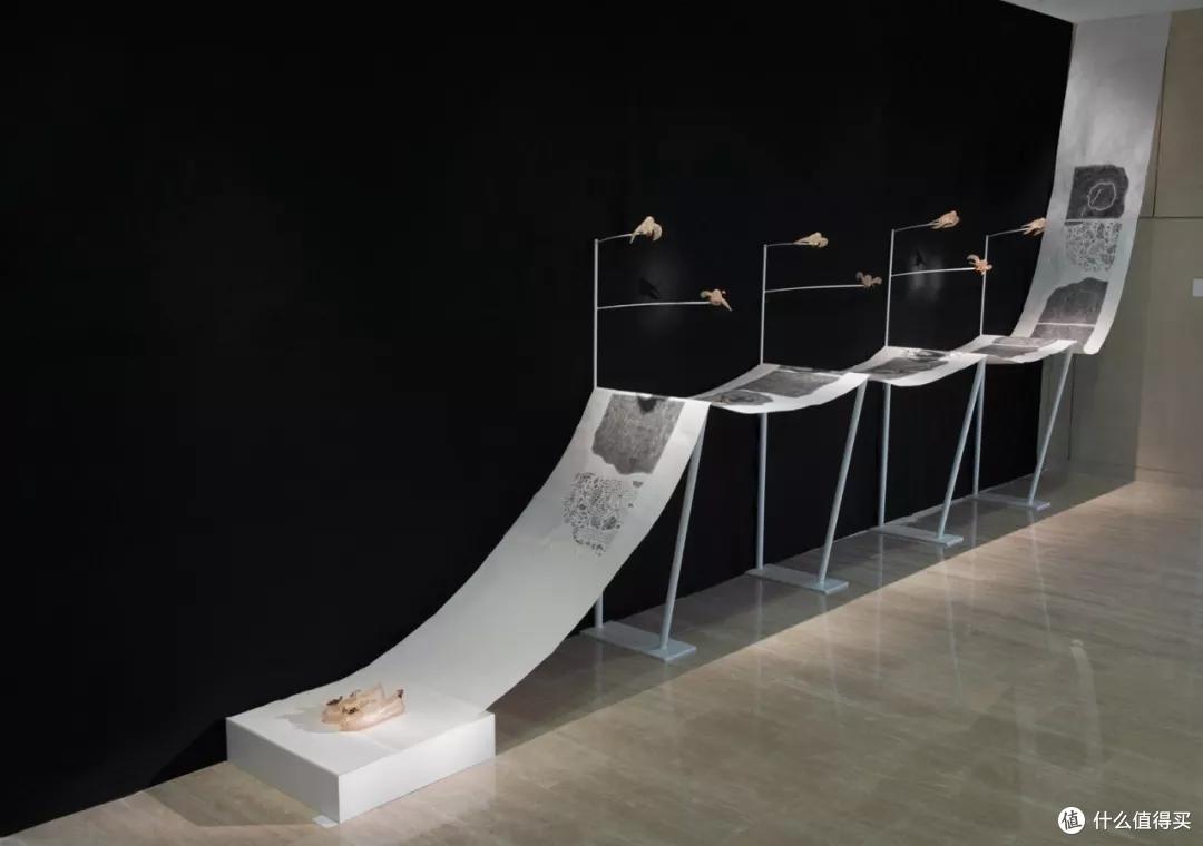 杜蒙,《晓》1–6,2019. 玻璃,综合材料,茶