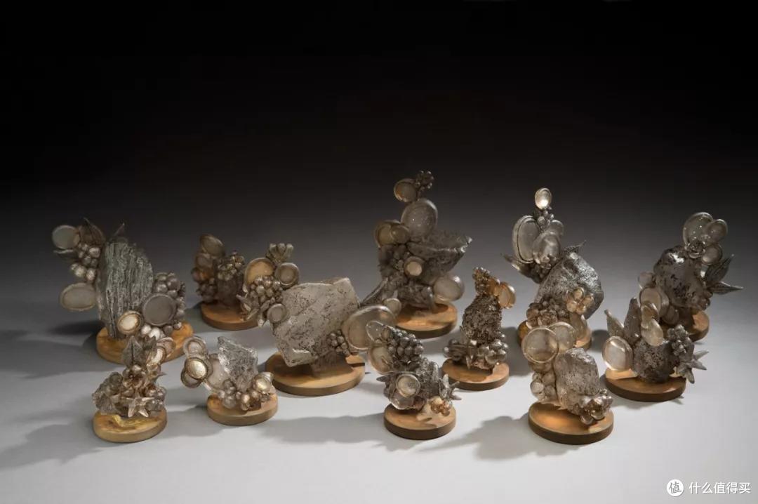 杜蒙,《高地回声》,2016. 玻璃,茶,银箔,铁