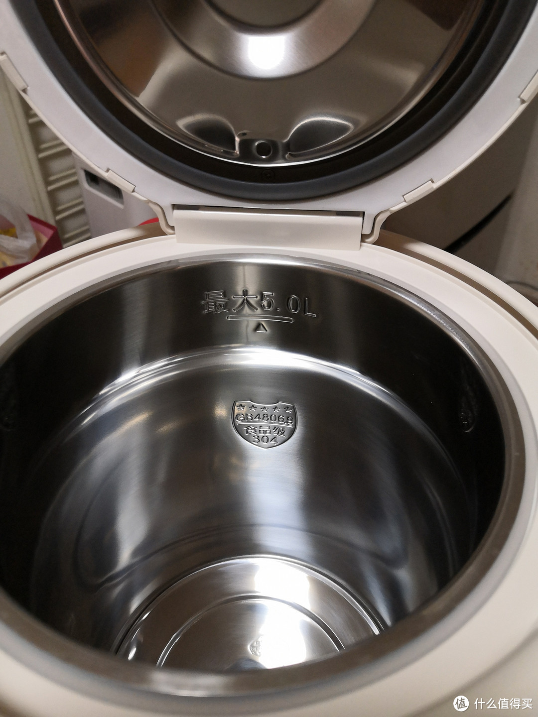 304食品级不锈钢内胆.最大5升容量,足够喝了.