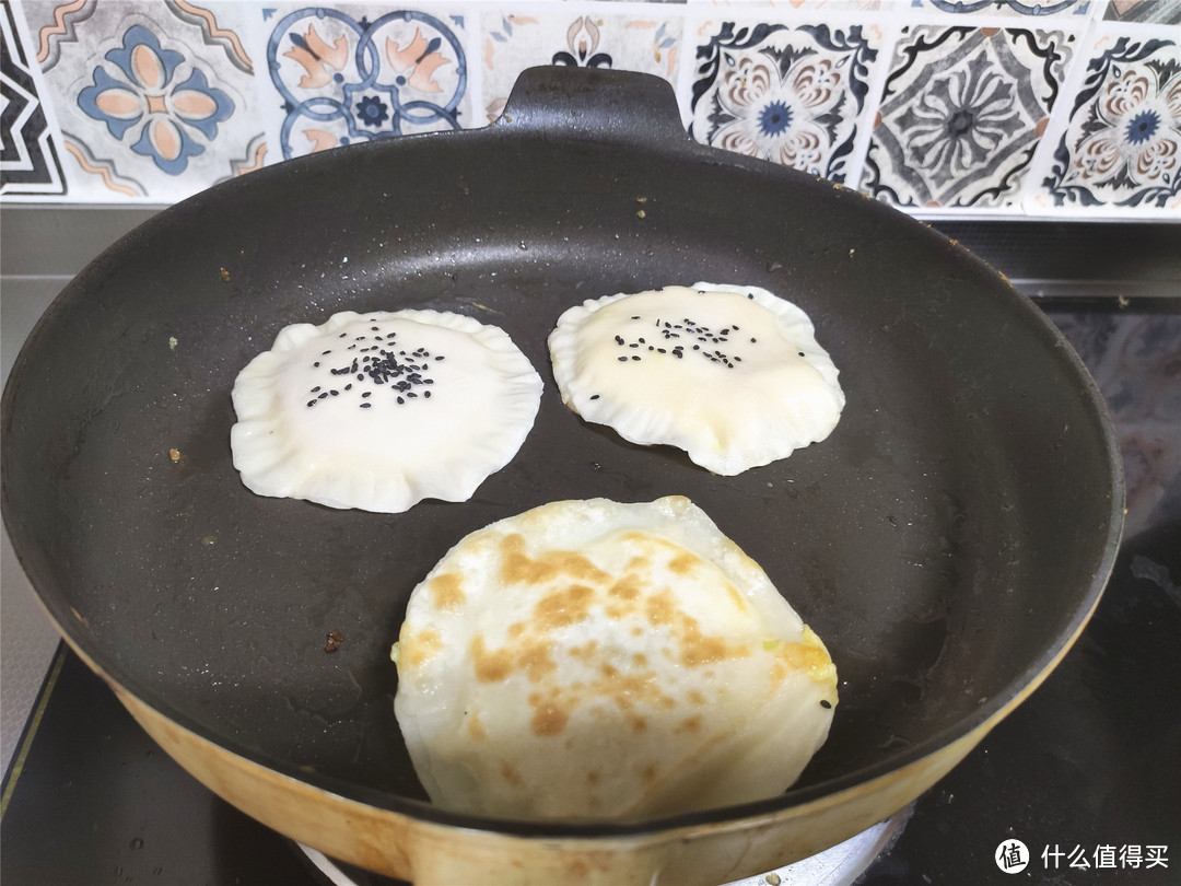 吃剩的饺子皮别扔掉，5分钟巧变鸡蛋灌饼，外酥里嫩全家抢着吃