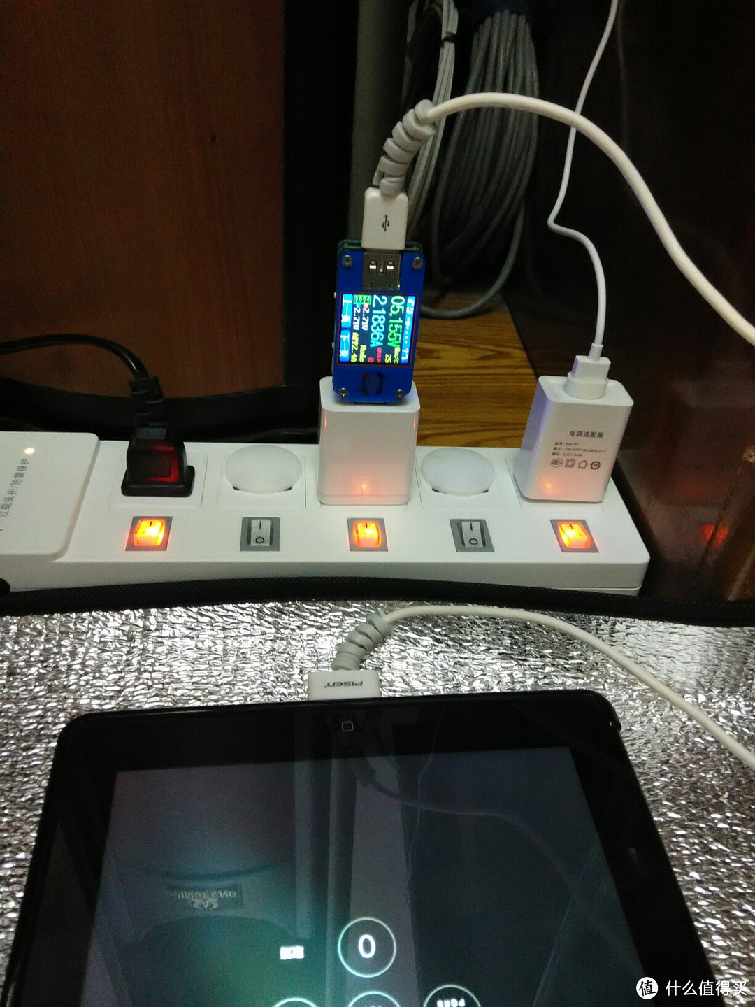 实际测试，支持苹果iPad 2A充电，这10块钱已经值爆。两口同时输出最大2A。用诱骗负载测试了一下过载保护，没问题。过载保护的方式是通过限制电流到0.5A以下。苹果iPad的原装充电器是直接断路。