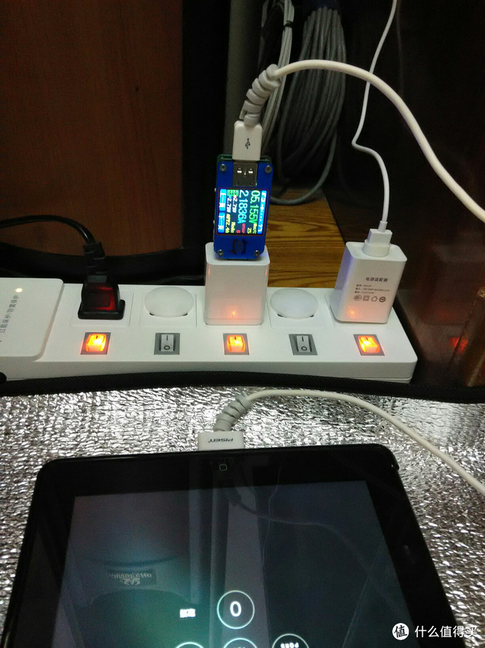 实际测试，支持苹果iPad 2A充电，这10块钱已经值爆。两口同时输出最大2A。用诱骗负载测试了一下过载保护，没问题。过载保护的方式是通过限制电流到0.5A以下。苹果iPad的原装充电器是直接断路。
