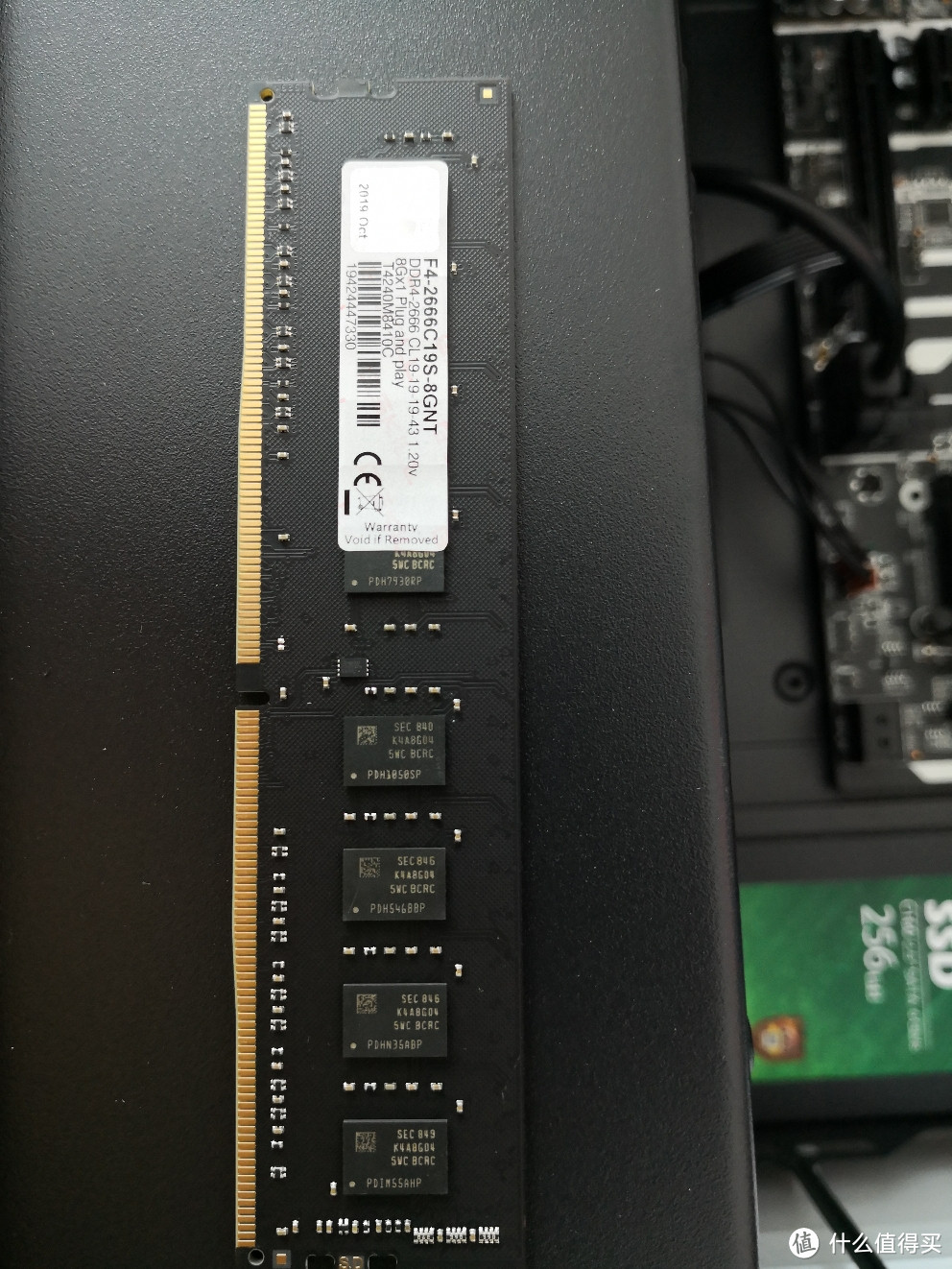 芝奇DDR4 2666 8g内存。