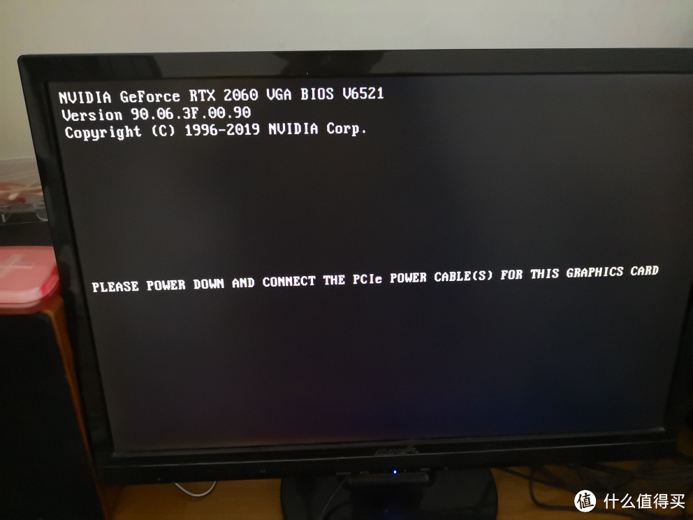 黑人问号？（翻译：请把显卡的电源接口接上电源线）