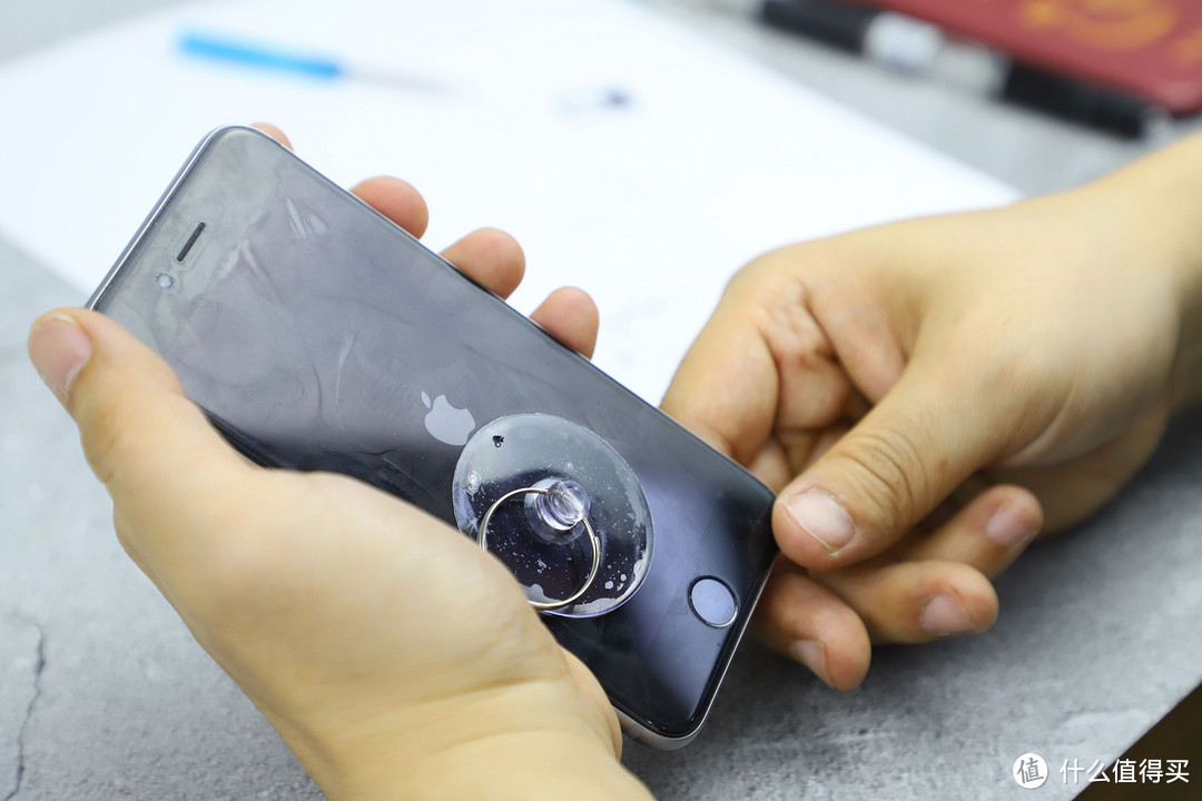 iPhone 11太贵!自己动手换电池,缝缝补补又一年