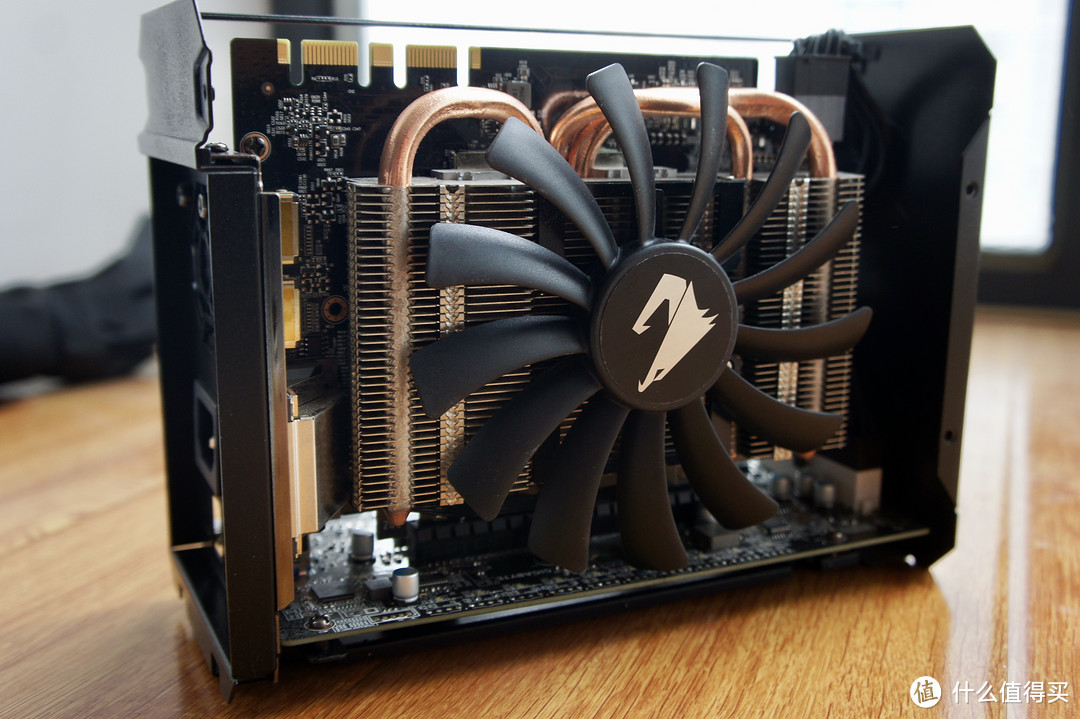 技嘉显卡坞采用的gtx1080为定制型号,拥有超大风扇,没有外壳单8p供电