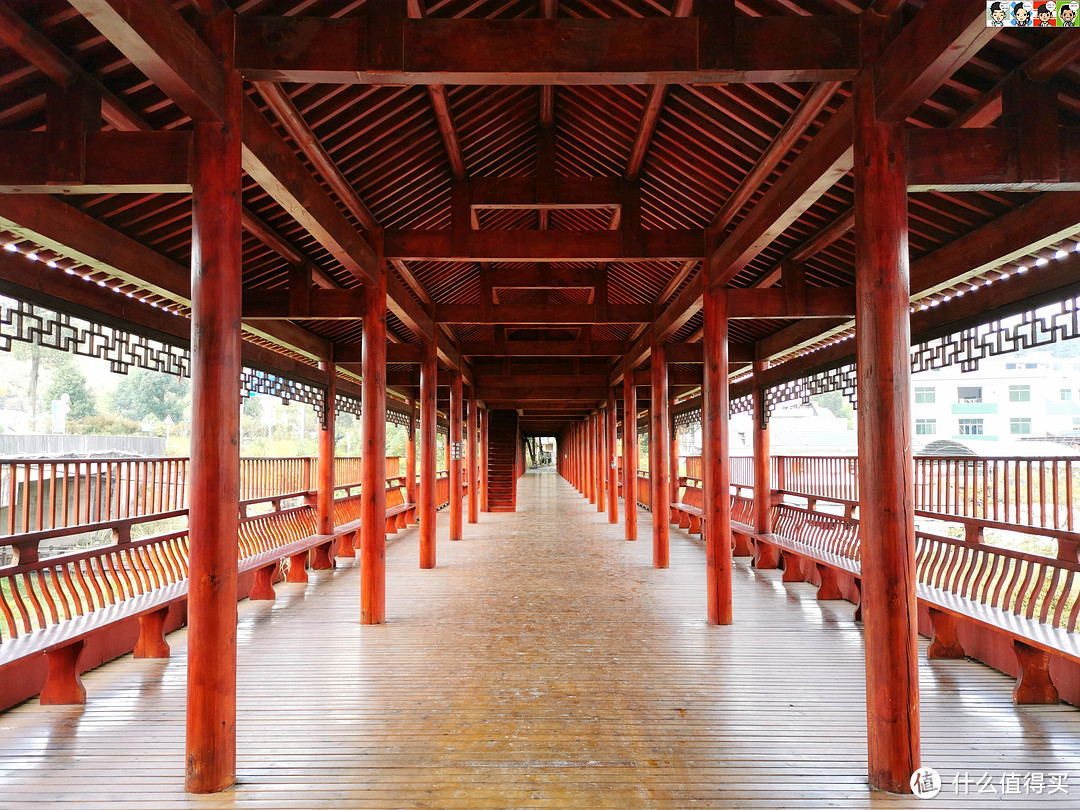 既可以避雨，也可遮阴，还可供人夏日乘凉。更重要的是成了一处红色文化景点，让人们想起那久远的红色往事。