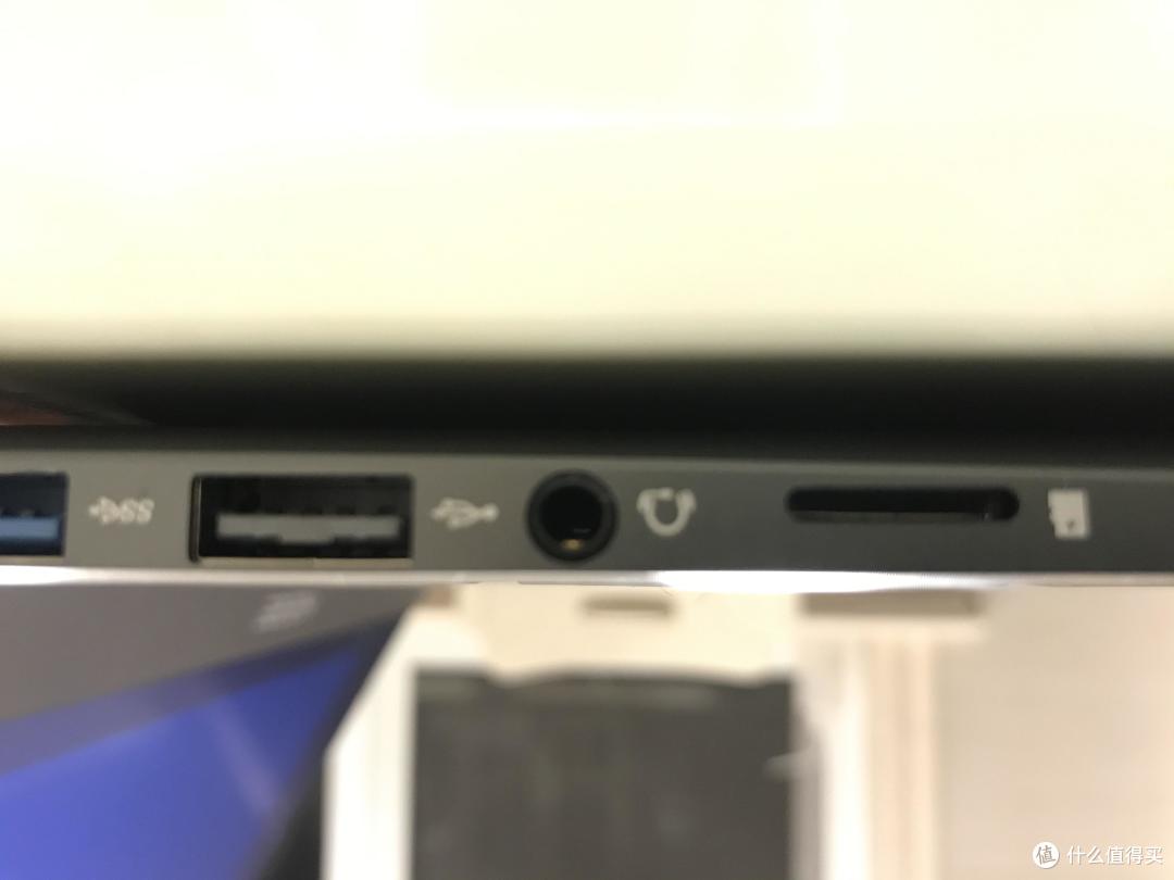 USB标记的正上方有磕痕
