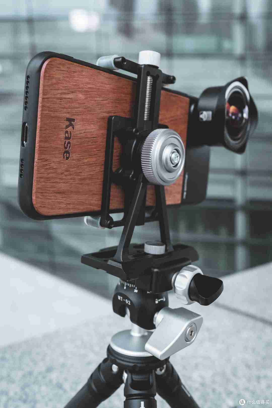 我买的是加手机壳的套装,所以有全套产品的包装由两个盒子组成,这个