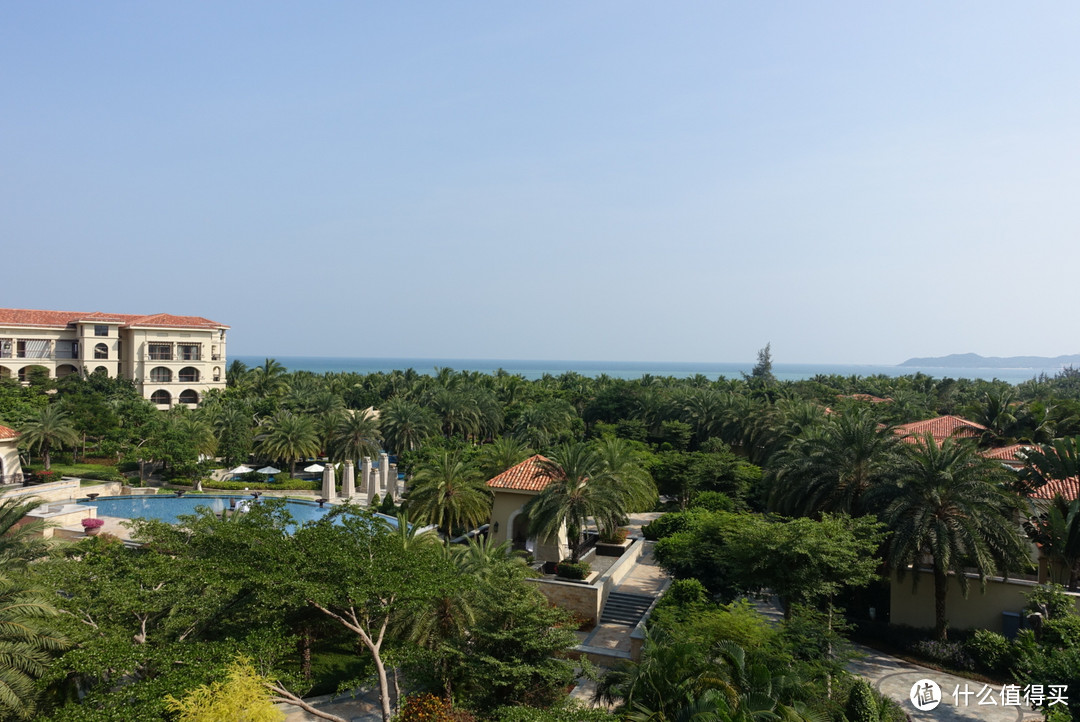 入住酒店，4楼海景房，视野还可以，绿化覆盖率不错。