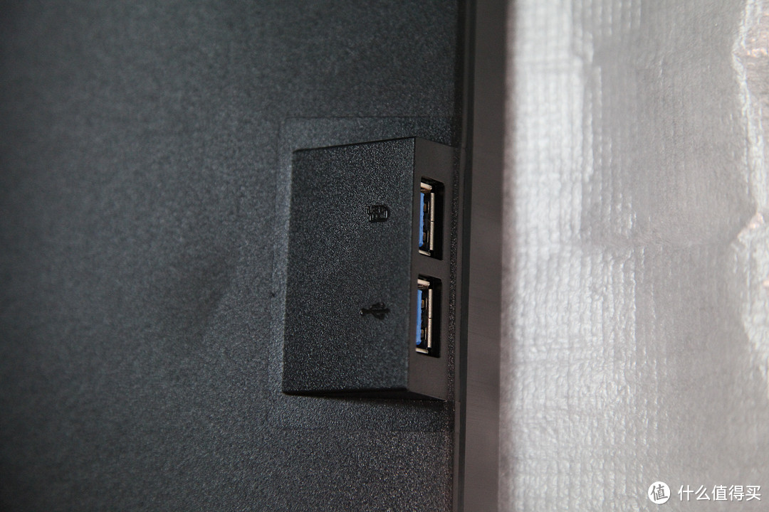 内置电源，2 HDMI 1DP 显示上一共四个USB3 接口 两个在侧面