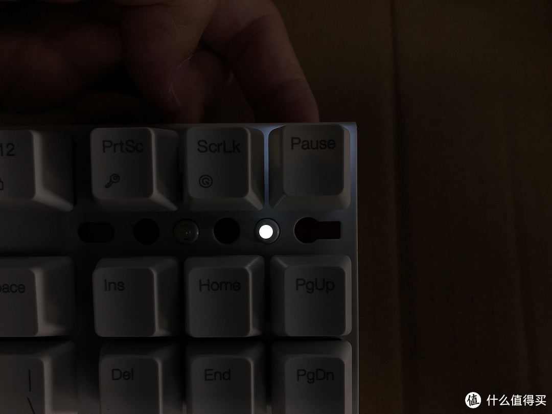 加键帽后效果，亮的灯是键盘自带的