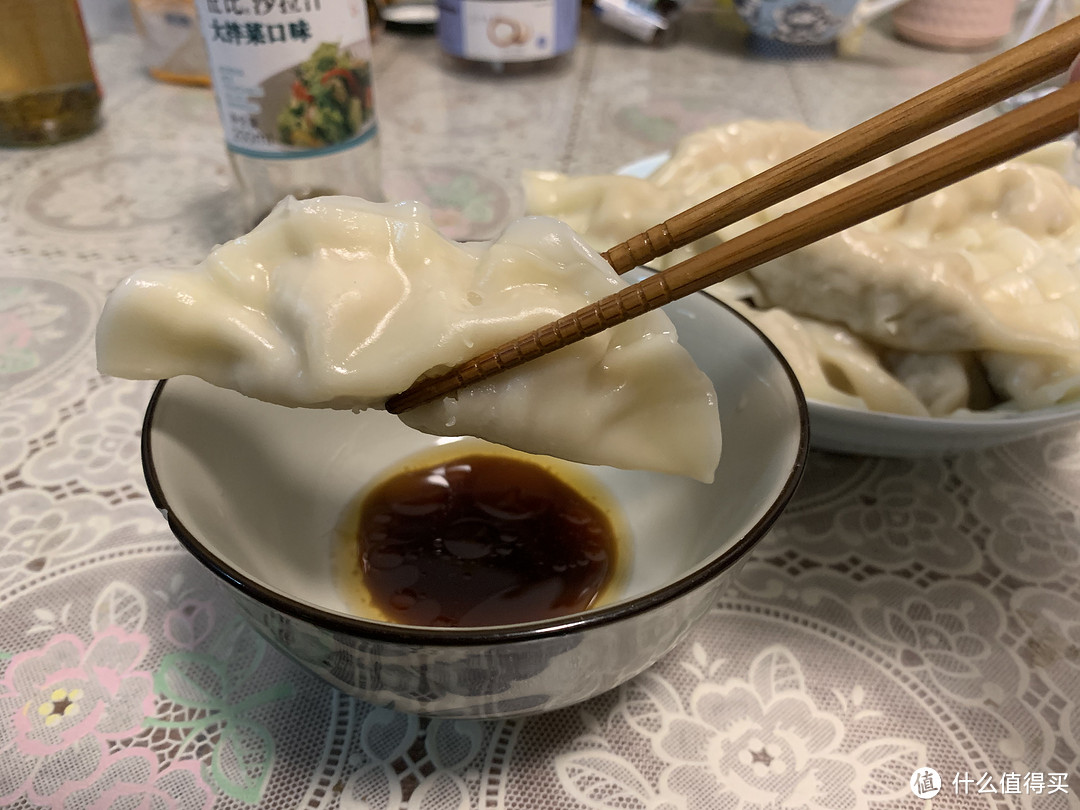 饺子是长条状，馅料更多