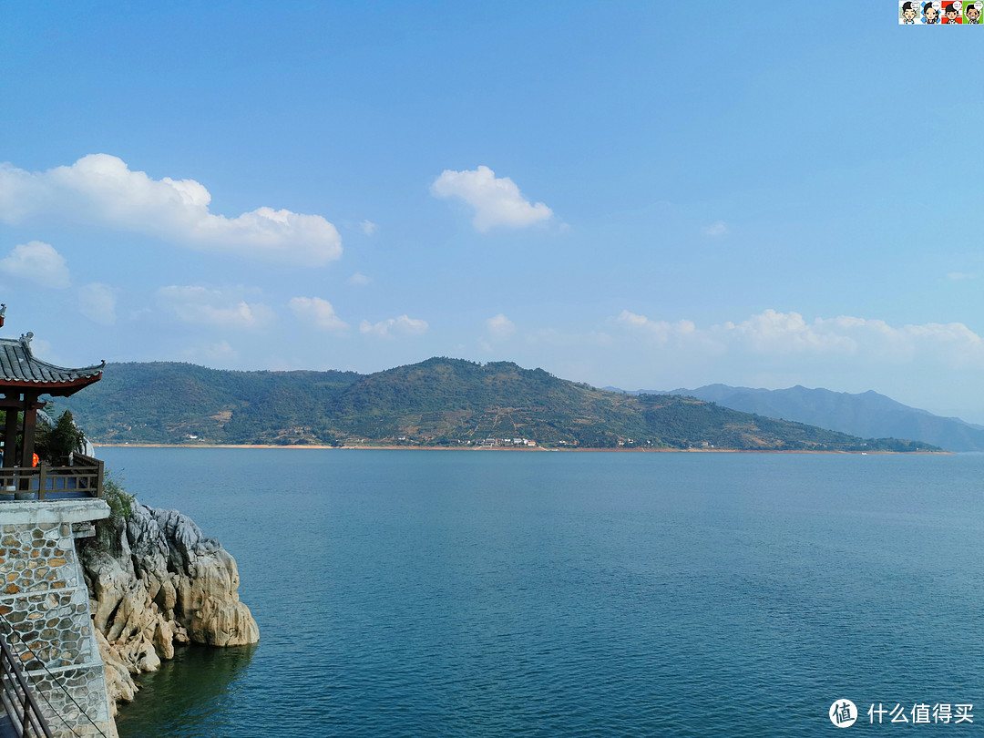 东江湖纯净浩瀚，面积160平方公里，其水质达到了国家一级饮用水标准。