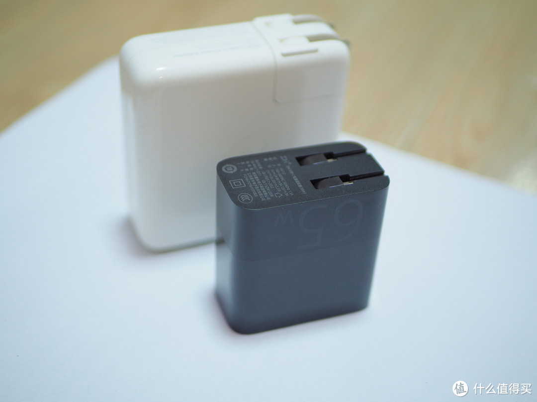 可能是最小巧、最有颜值的电脑电源适配器——ZIM USB-C 65W