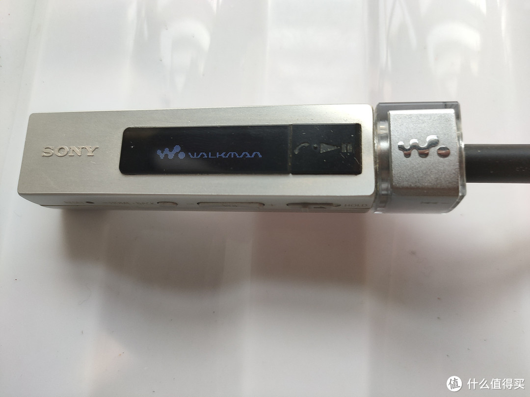 开机有Walkman标志，左边金属拉丝Sony，右边亮银色Walkman图标