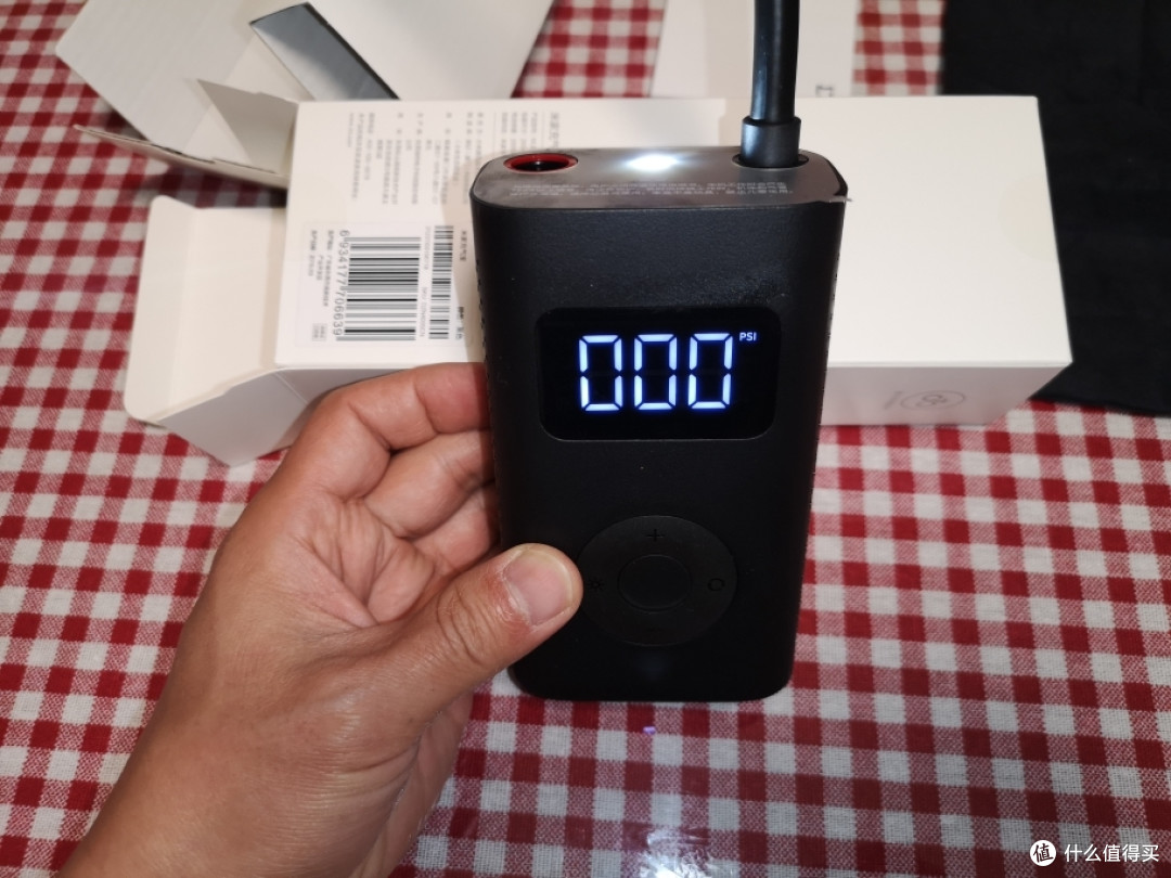 红色充气管一拔开就算开机了,屏幕亮了