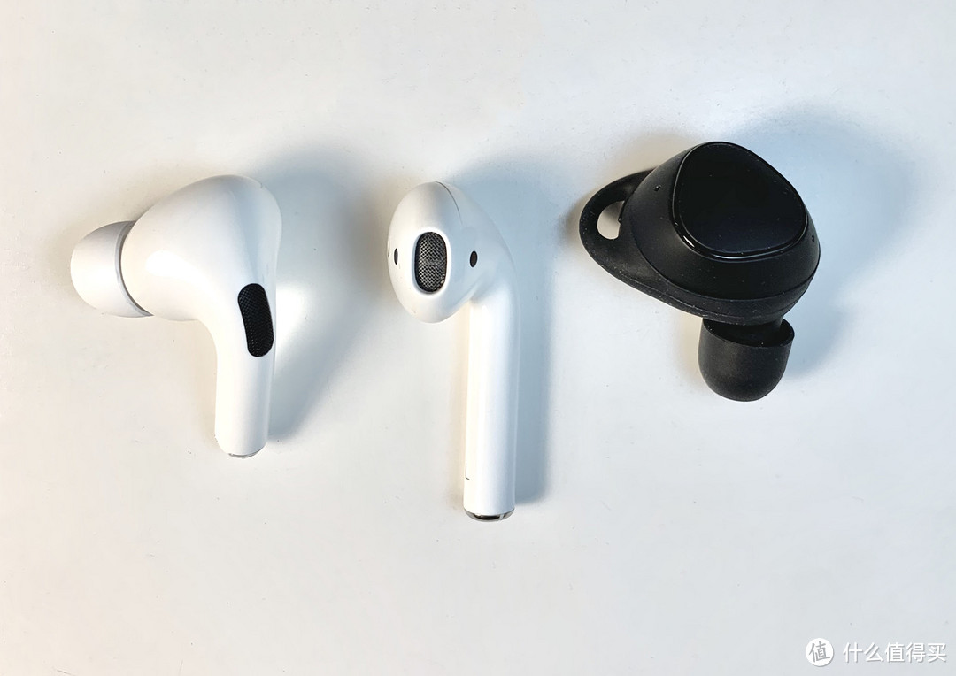 从左到右AirPods Pro，AirPods 2，IconX 2018