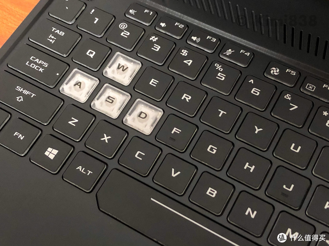 ▲ 机身C面键盘WASD按键特意采用了透明设计，有种机械硬核感觉。