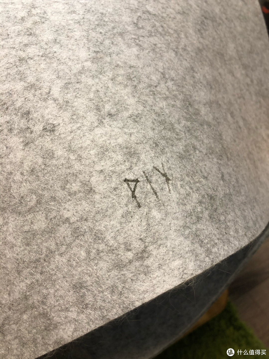 毡垫上的PIY LOGO,有北欧符文的感觉