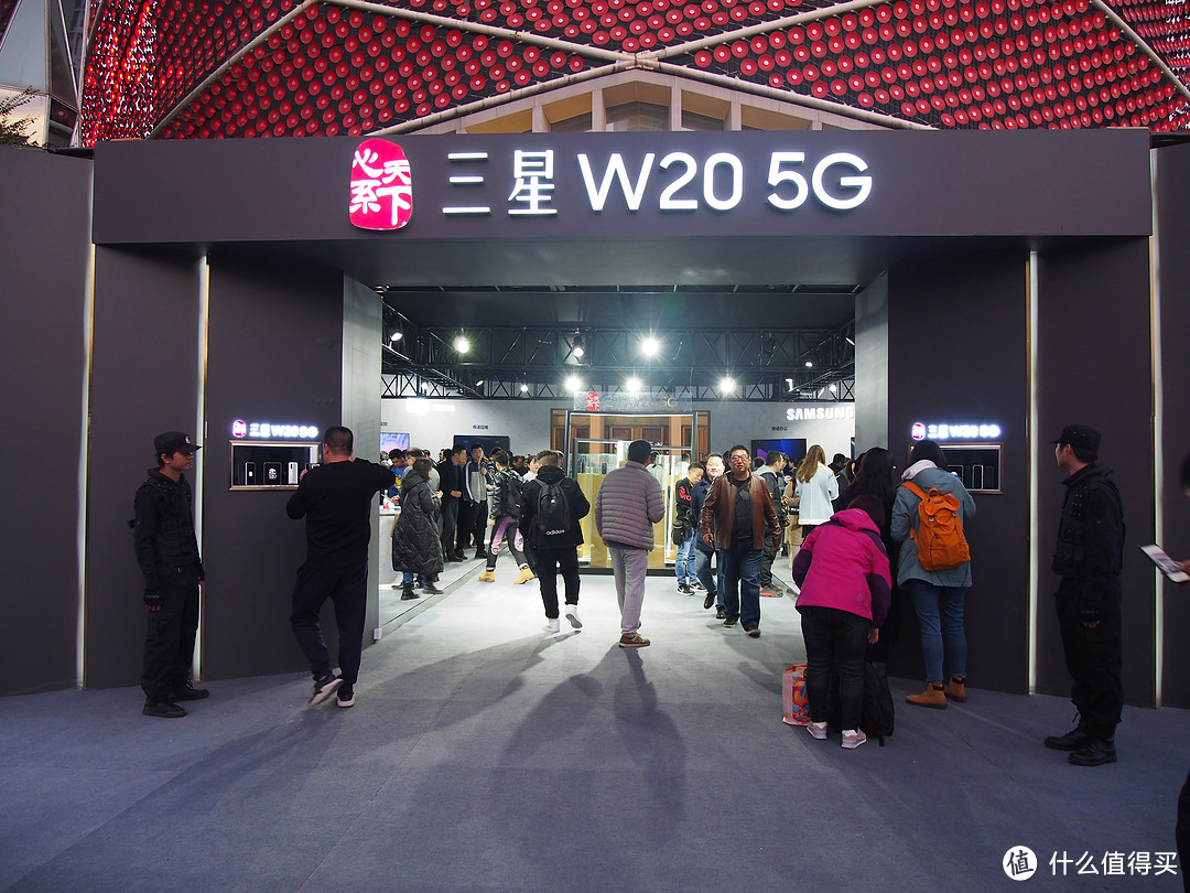 SAMSUNG 三星 W20 5G手机发布会上手图赏，W2019的满分升级，经典翻盖迎来折叠屏