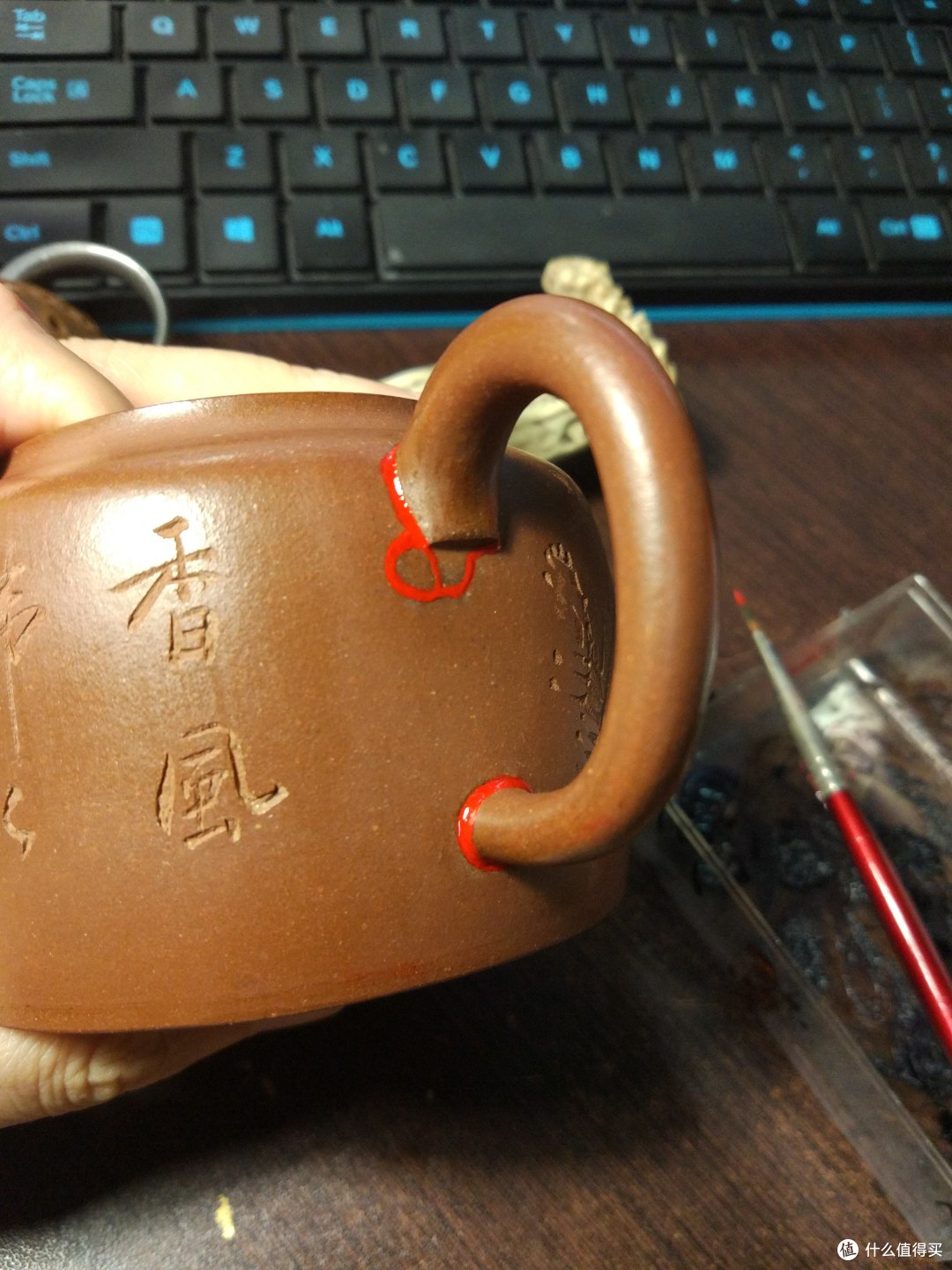 涂上红色的金地漆,用来作为上金粉的粘结剂