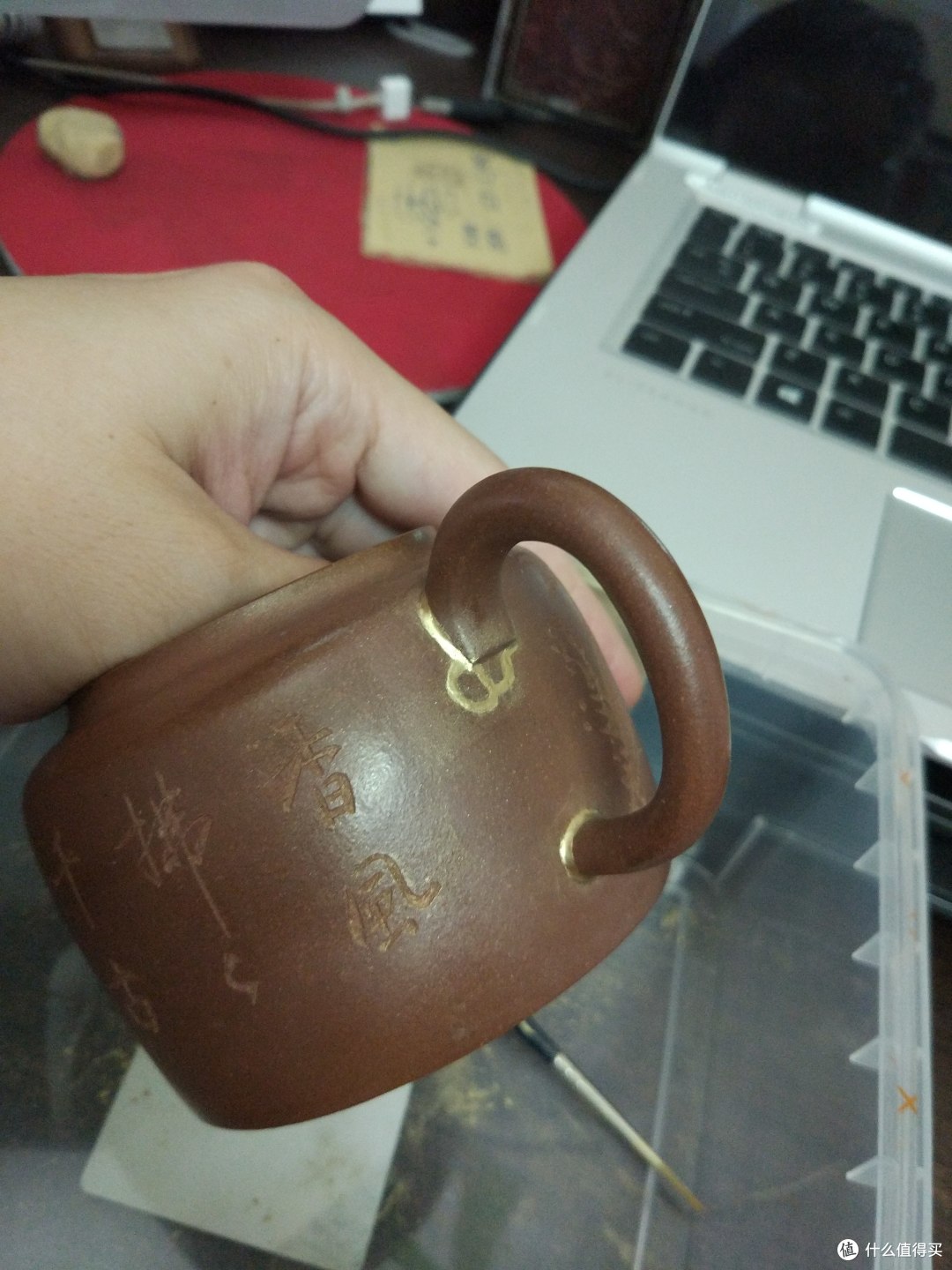 在金地漆似干非干的时候,涂上金粉