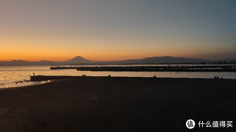 江之岛遥望远处的富士山