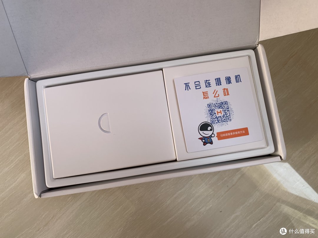 外包装很简洁 打开后首先就是二维码的使用指南