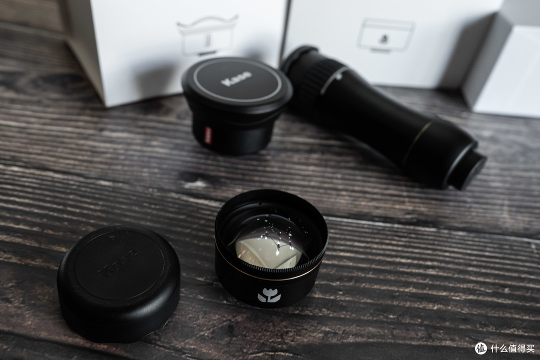 这个是大师级百微镜头，镜头盖的逼格没有12mm金属磁吸那么高端，是一个塑料材质的小盖子
