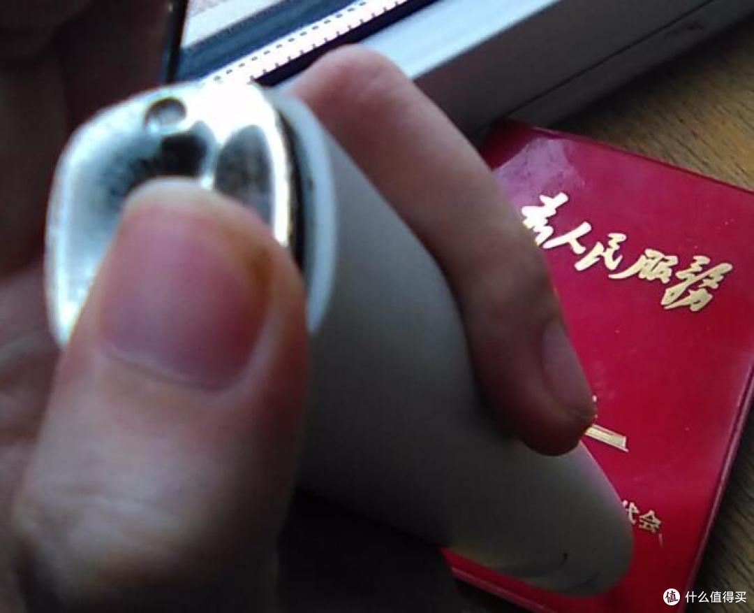 可以从有个圆点的地方开始撬