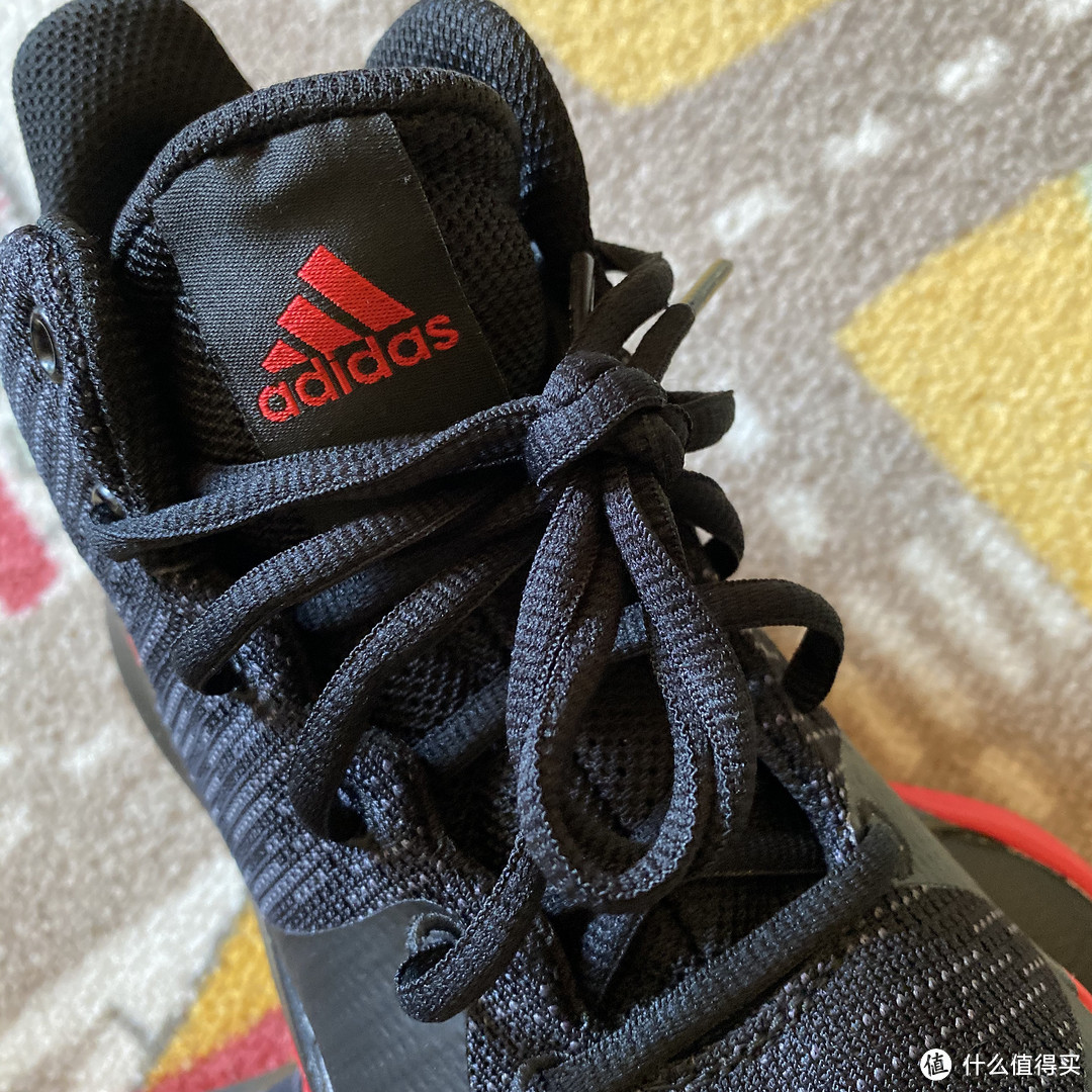 红黑配色的adidas Explosive Flash儿童篮球鞋