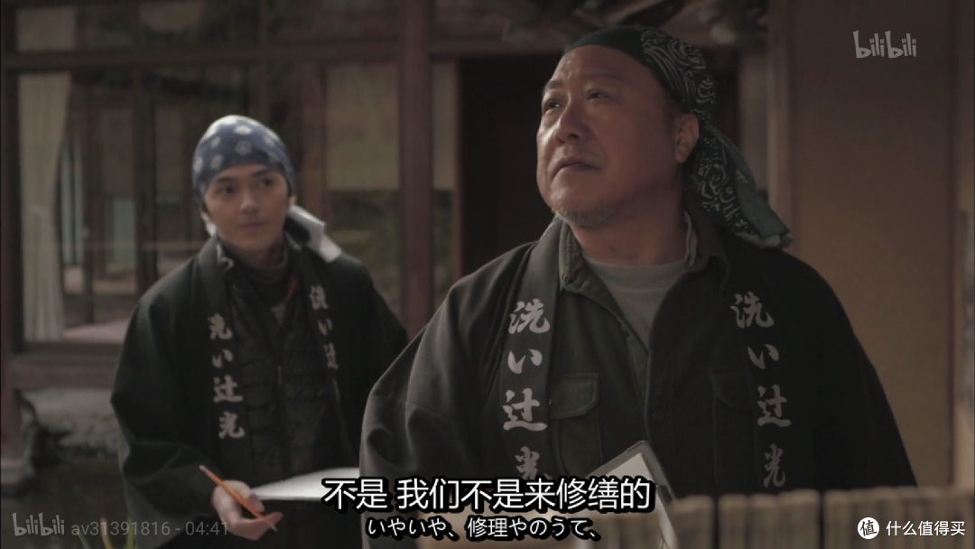 哈哈！王晶大导演，怎么你也在啊！！后面的帅哥不错啊！