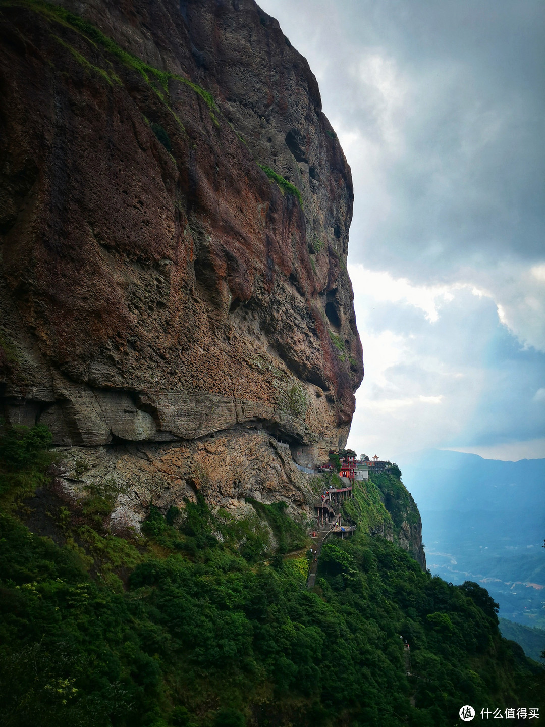 山势险峻