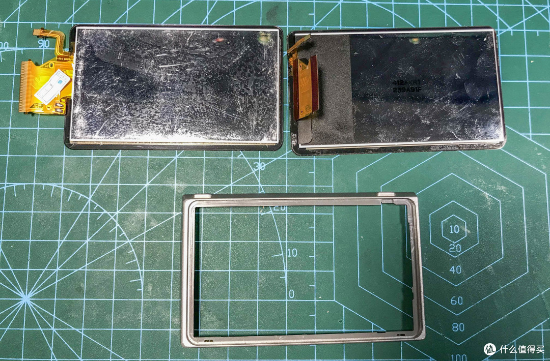 边框上的残胶也要清理干净，才算是拆解完成