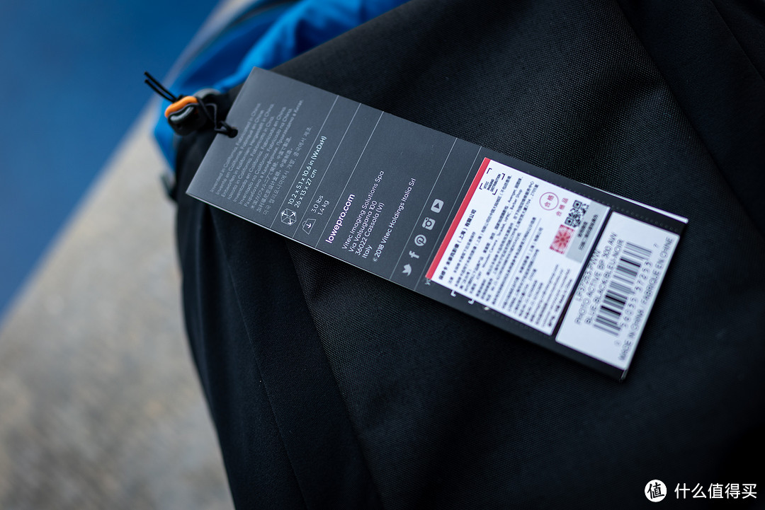 吊牌背部是厂方信息和，体积重量参数以及保修卡。