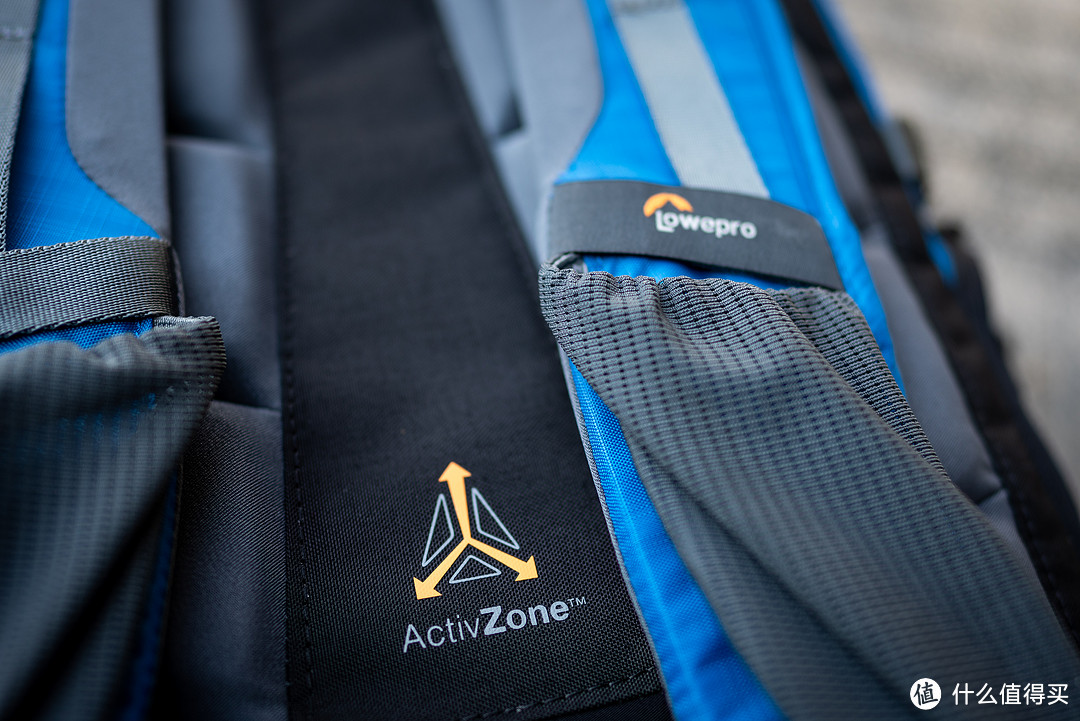背部是人体工程学的通风ActivZone背板背负系统，配合宽大厚实的背带，实测背负感受还是非常不错的。