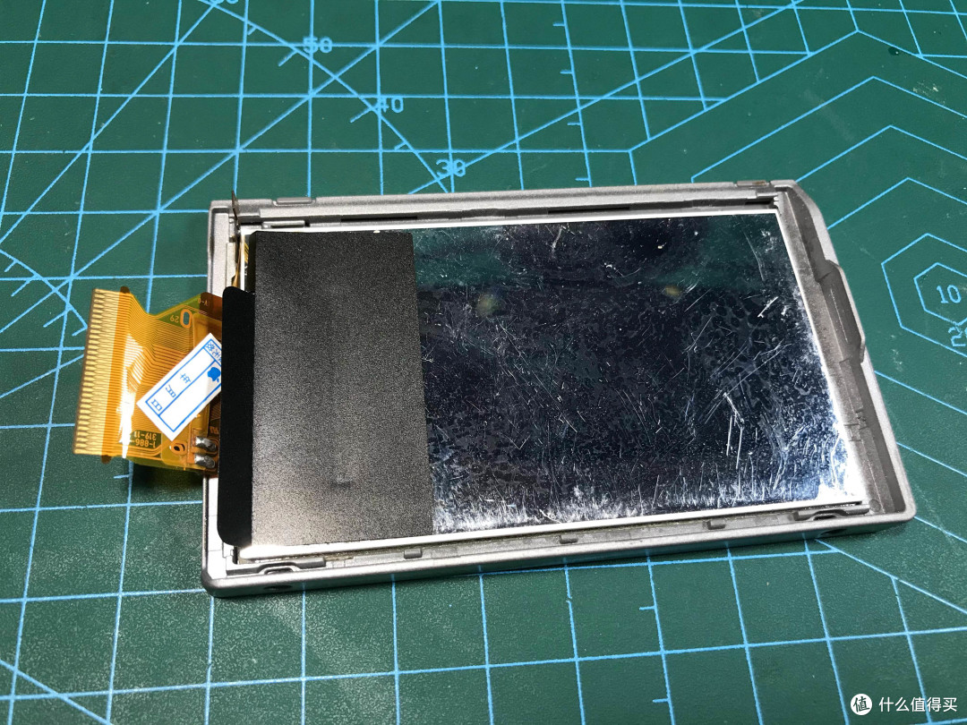 将新的LED组件装回塑料边框中