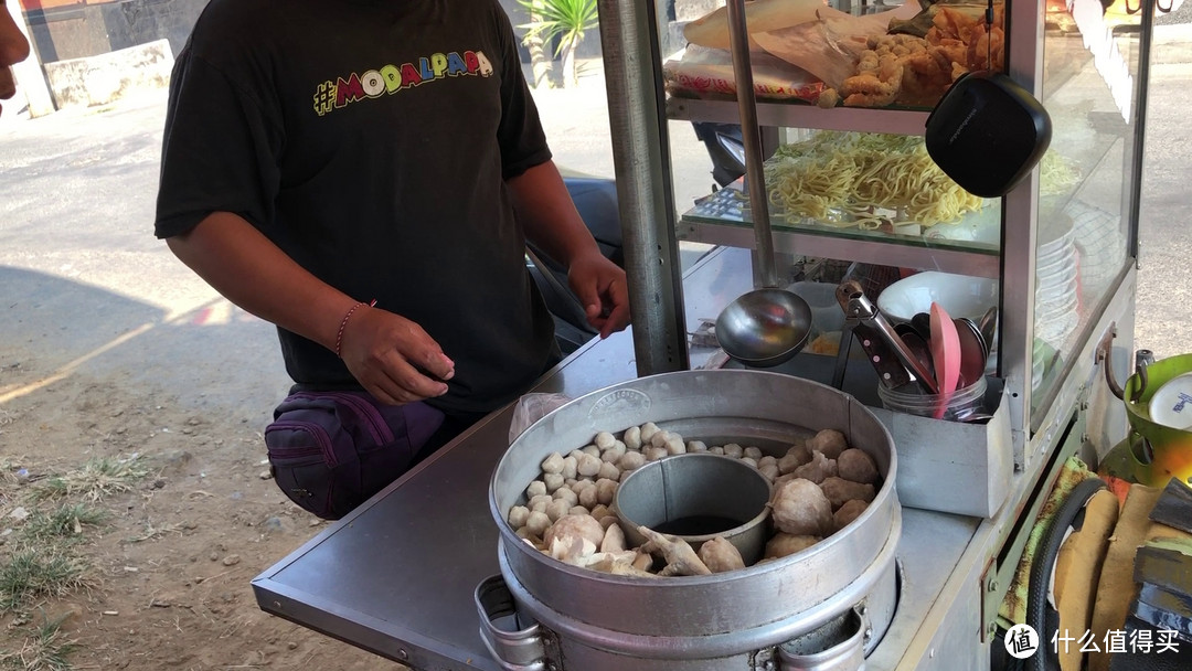 流落巴厘岛街头卖肉丸，窥探当地寻常人家生活—巴厘岛10元极限穷游实录(4)附街头美食攻略