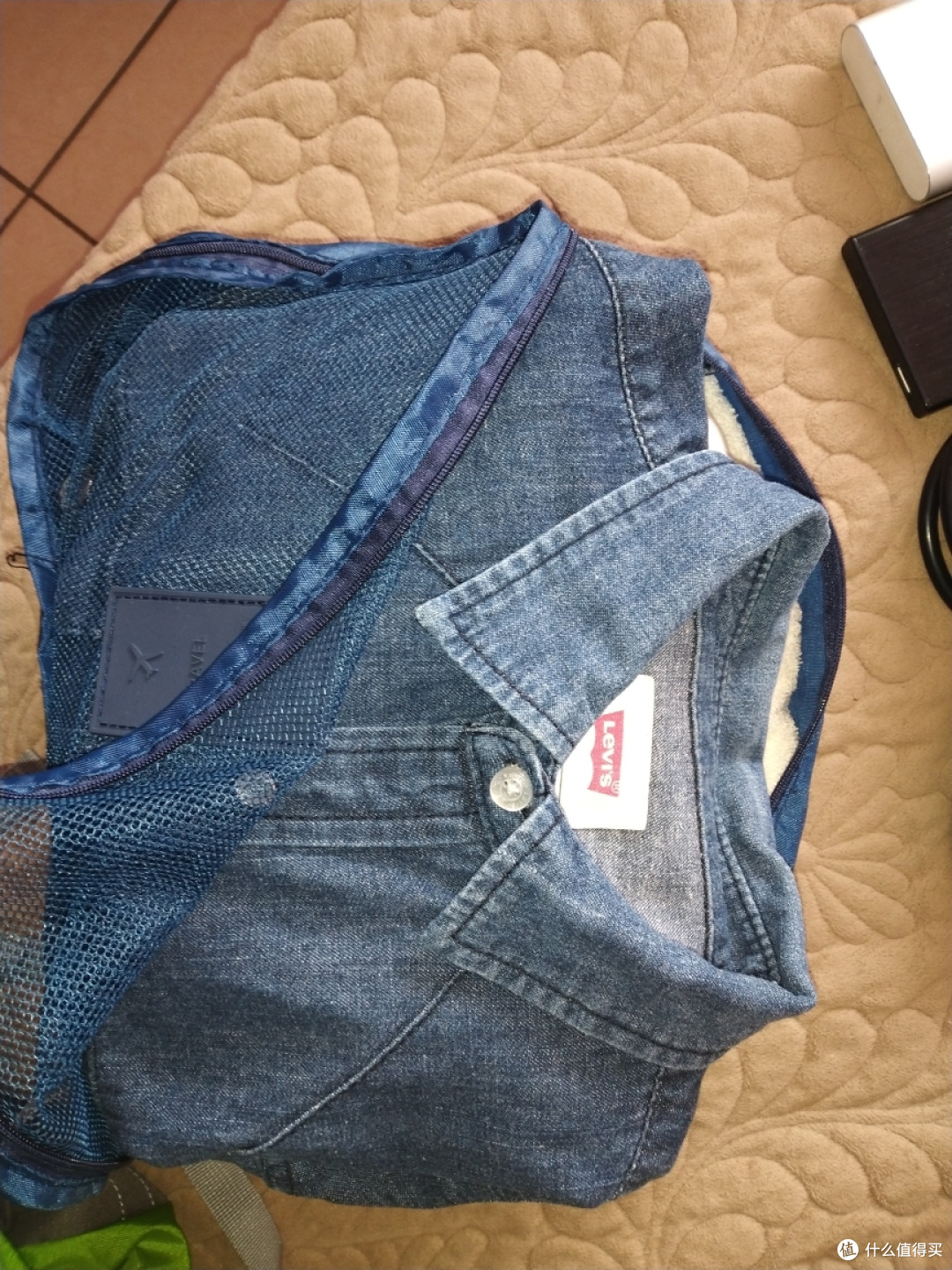 带了两件衬衣，一套保暖内衣，平时酒店温度都是20+，穿衬衣就合适