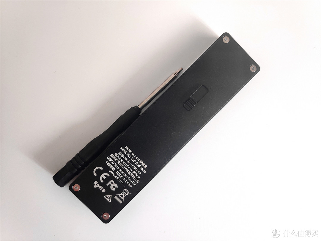 ORICO NVME M2 SSD硬盘盒采用铝合金材质，不但给人带来舒适的质感，最重要的是产品具有抗震防摔、散热出色的效果。
