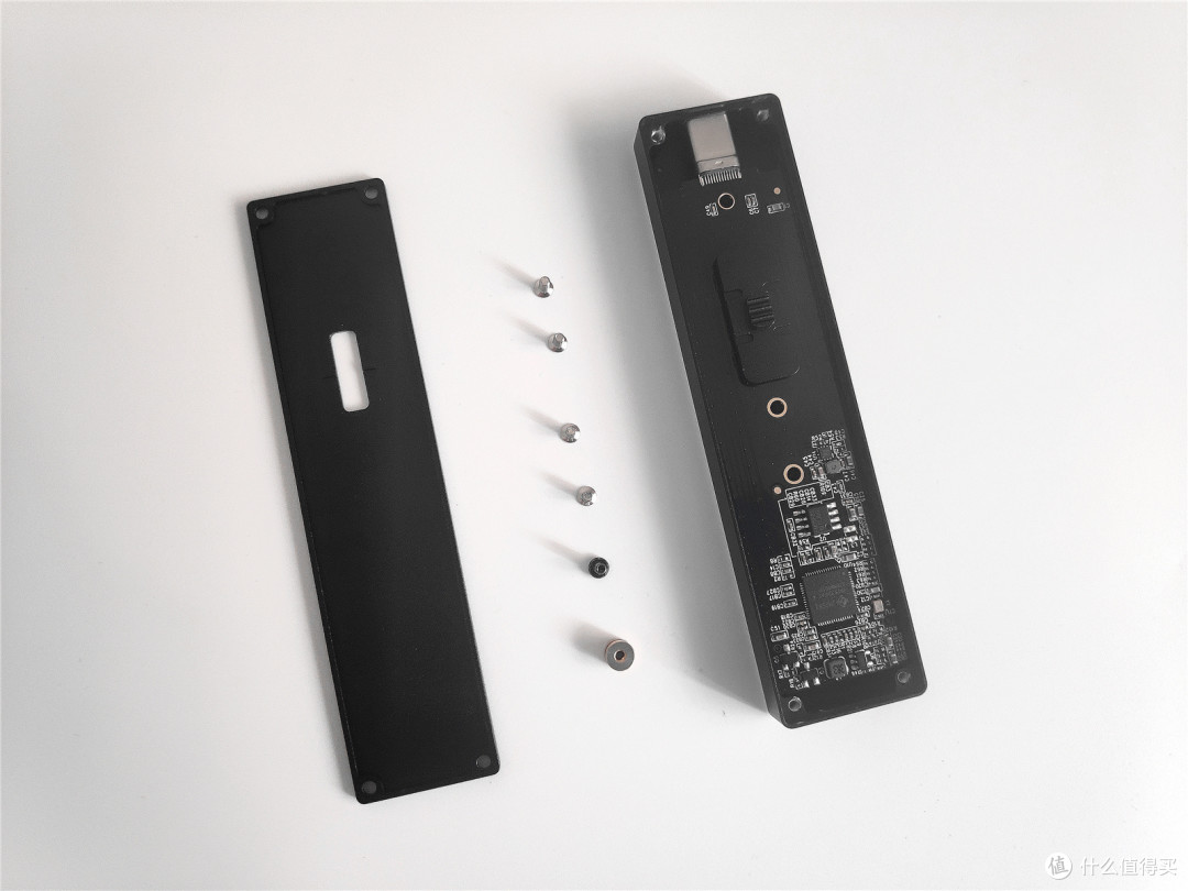 ORICO NVME M2 SSD硬盘盒接口采用伸缩设计，抛弃携带数据线的烦恼。采用JMS583高阶主控，加快传输速度，性能更强劲。