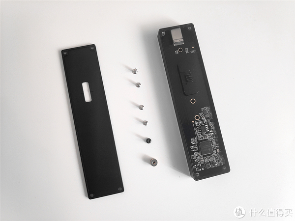 ORICO NVME M2 SSD硬盘盒接口采用伸缩设计，抛弃携带数据线的烦恼。采用JMS583高阶主控，加快传输速度，性能更强劲。