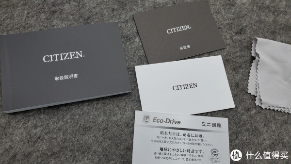 说明书还有保修卡,基本没用,因为国内不保修,而且正常使用也坏不了