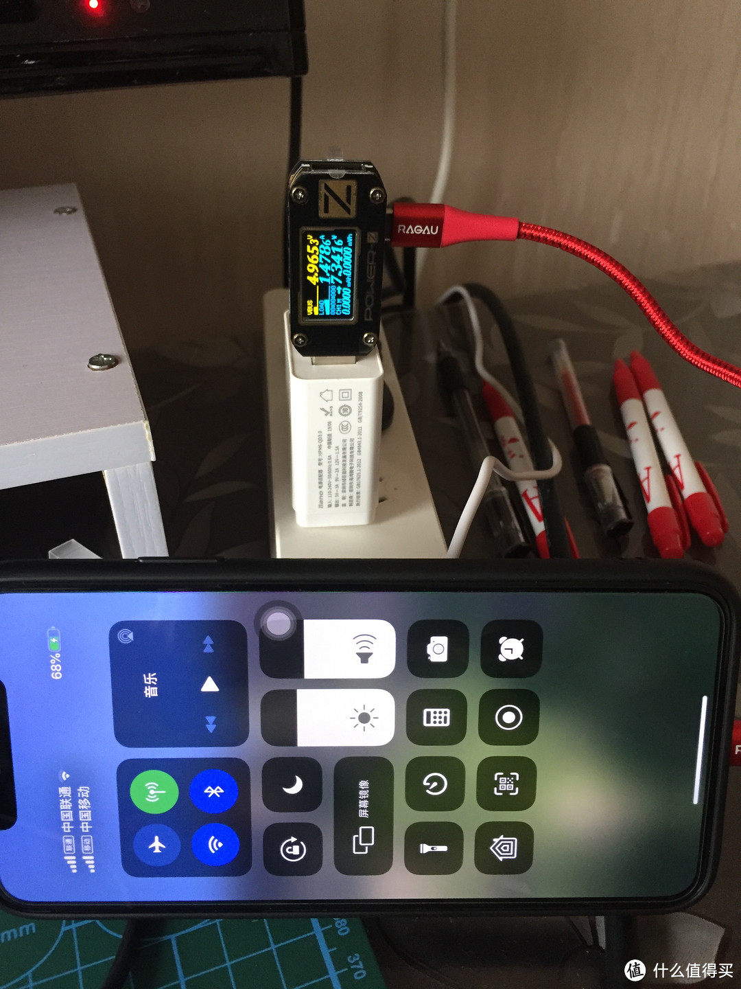 RAGAU USB-C to Lightning编织线+绿巨能1A1C（30W）给iPhone xs max pro充电， 电压为4.96V，电流为1.478A，功率为7.341W.