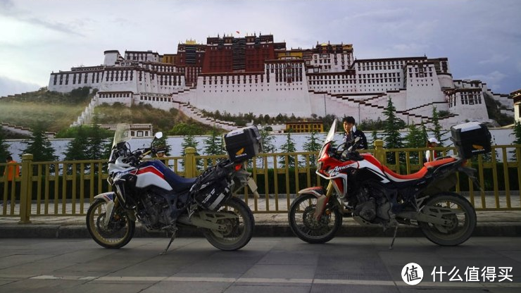 去年西藏摩旅路上一直靠CARDO对讲和导航，质量超可靠，毕竟很多地方的海岸警卫队也用CARDO，海水腐蚀都不怕。