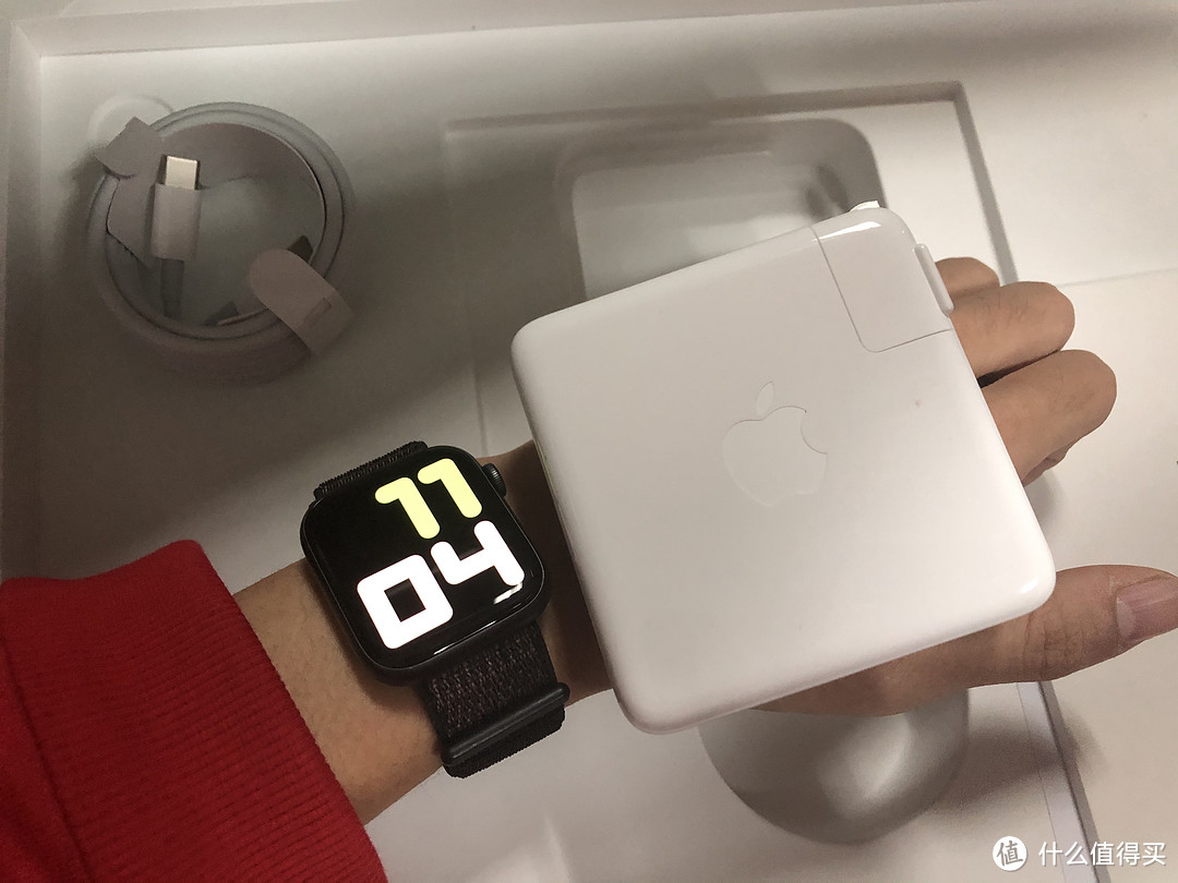 跟Apple watch 4  44毫米的大小对比 这个充电器真的很大