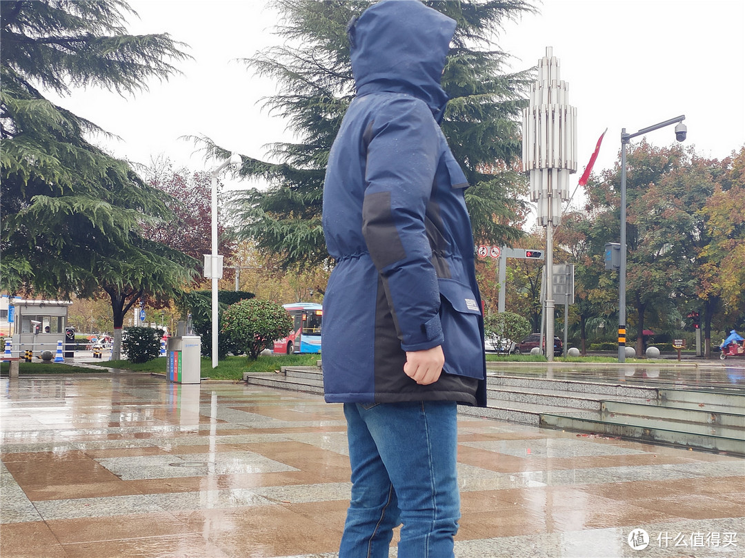 4℃冬雨淋半小时,小米有品早风抗寒鹅绒服硬核挑战短袖过冬,结局出人意料