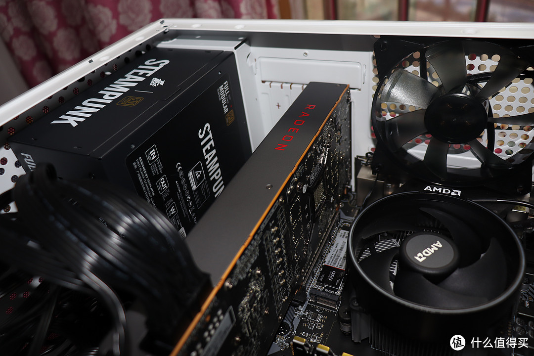 AMD RX5700，可惜只有XT才有背板。